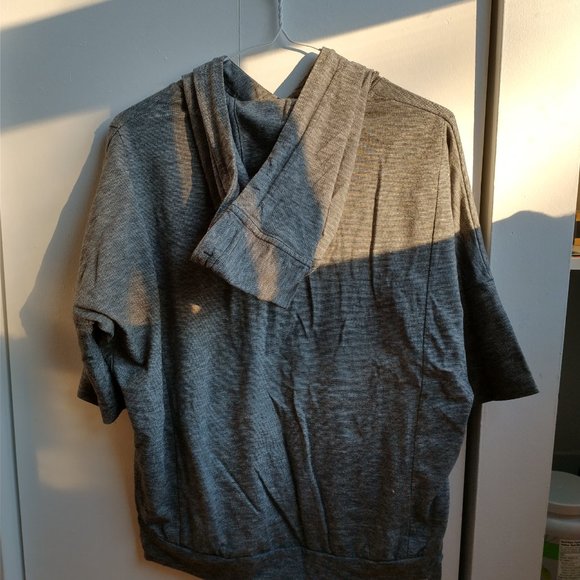 bench hoodie with mid-length arms and front pocket - Picture 2 of 6